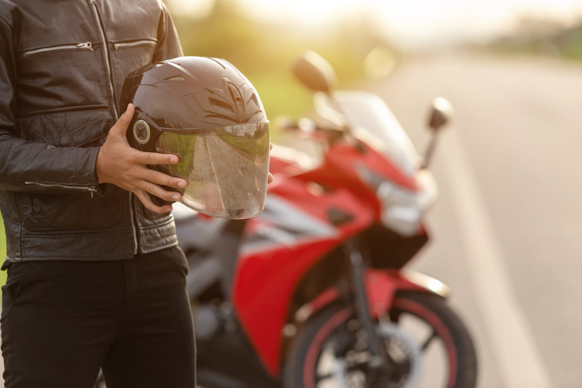 バイクから離れる人